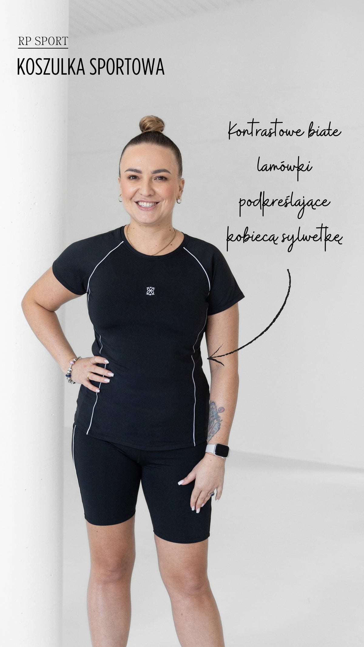 Produkt RP Sport Koszulka Sportowa. Czarna koszulka z białymi lamówkami podkreślający sylwetkę.