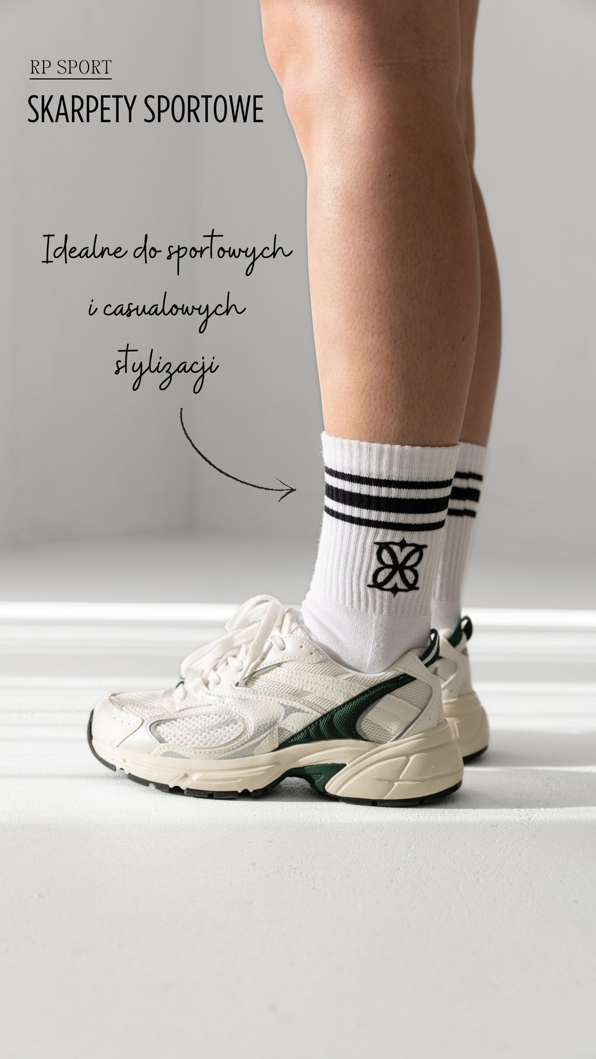 Produkt: RP Sport Skarpety Sportowe. Białe skarpetki z czarnymi paskami.
