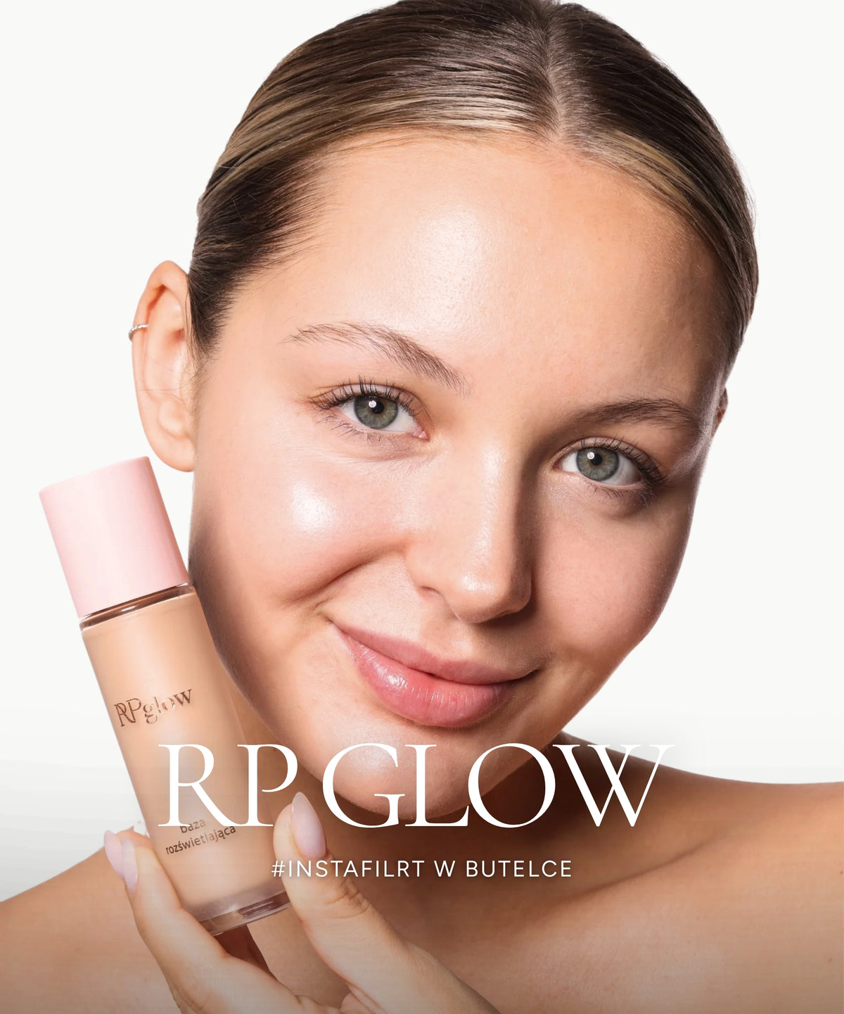 "Kobieta z promienną cerą trzymająca buteleczkę podkładu RP Glow. Strona RP Glow
